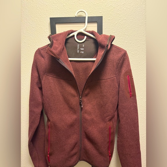 Arc’Teryx Fleece Hooded Jacket 2016 (but brand new) Size Medium color Burgundy - Picture 2 of 6